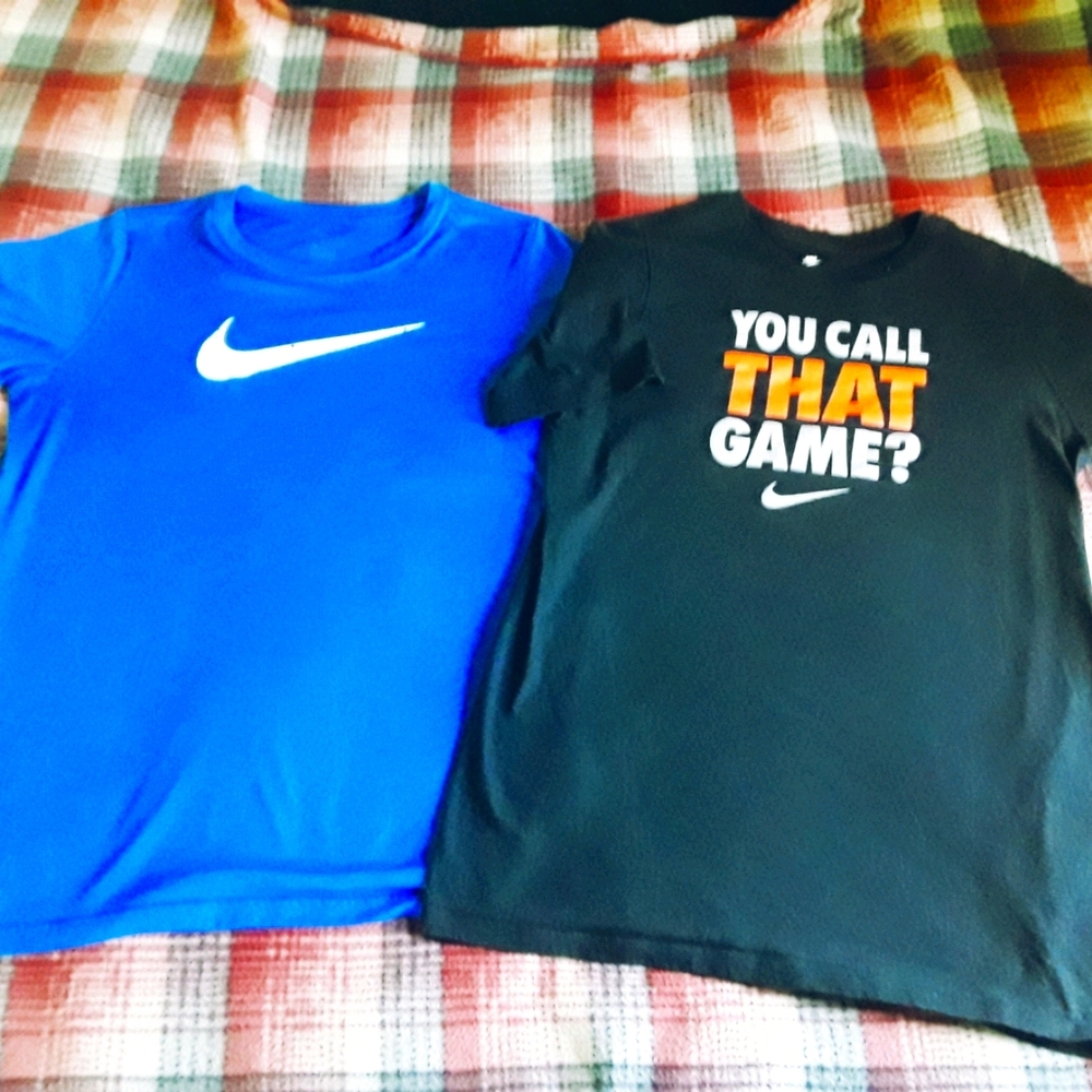 2 boys Nike tees(xl)